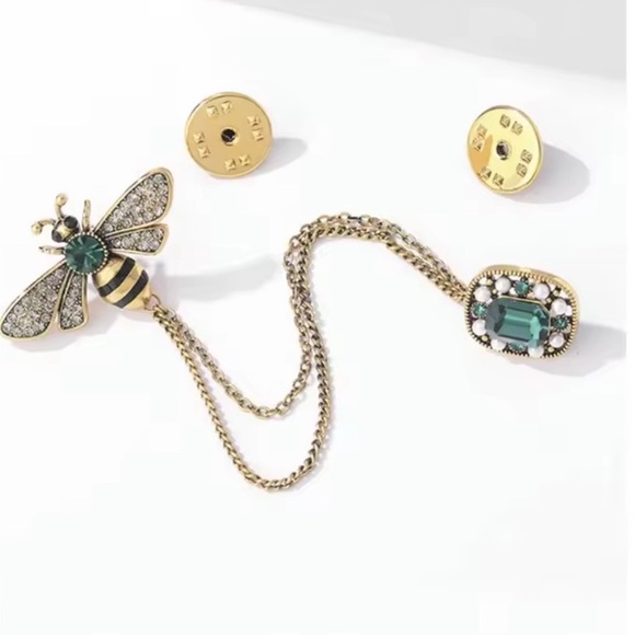 Vintage Bee Crystal Chain Brooch | Green Gem Lapel Pin | Elegant Gold Accessory - Picture 5 of 8
